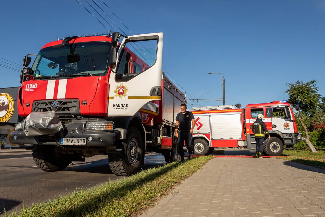 Gaisras Vilijampolėje: degė pastatai ir automobilis