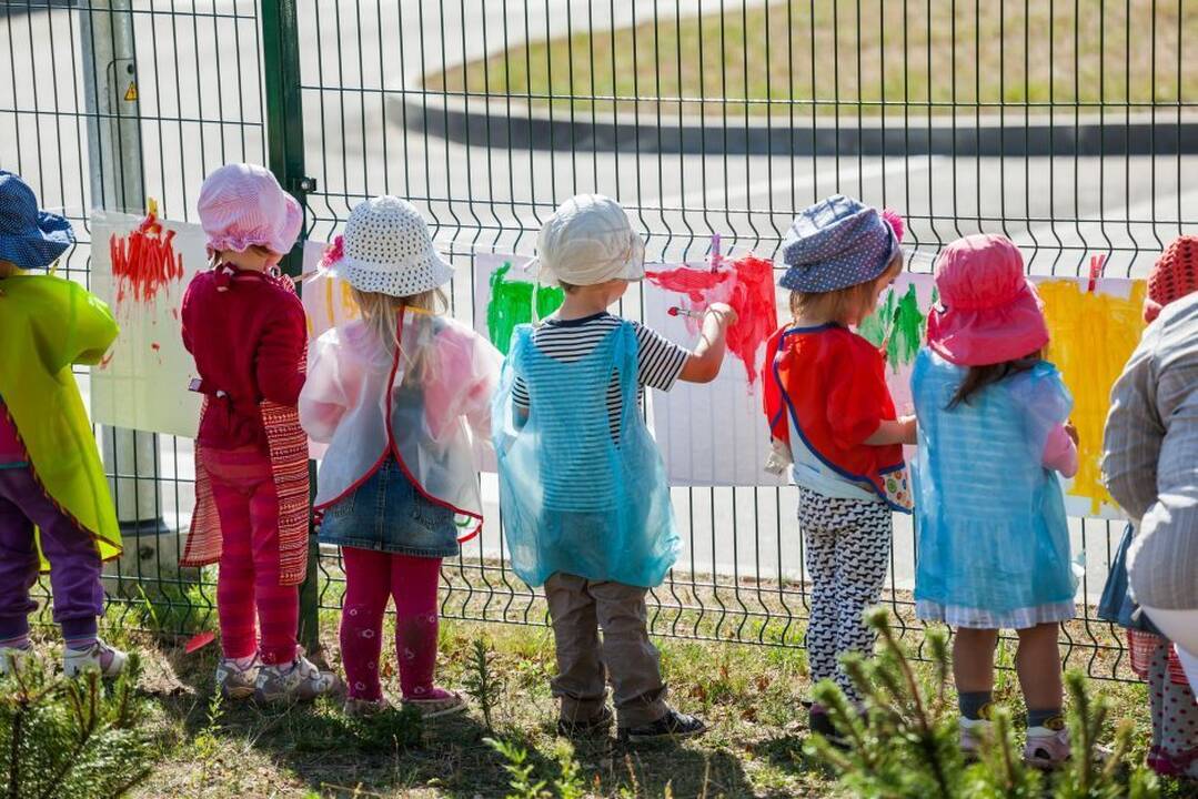 Darželinukų tėvai stveriasi už galvų: kur dėti vaikus, kai neliko pailgintų grupių?