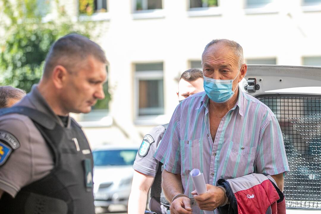 Įtariamasis dėl žmogžudystės Jaučakių kaime atvestas į teismą