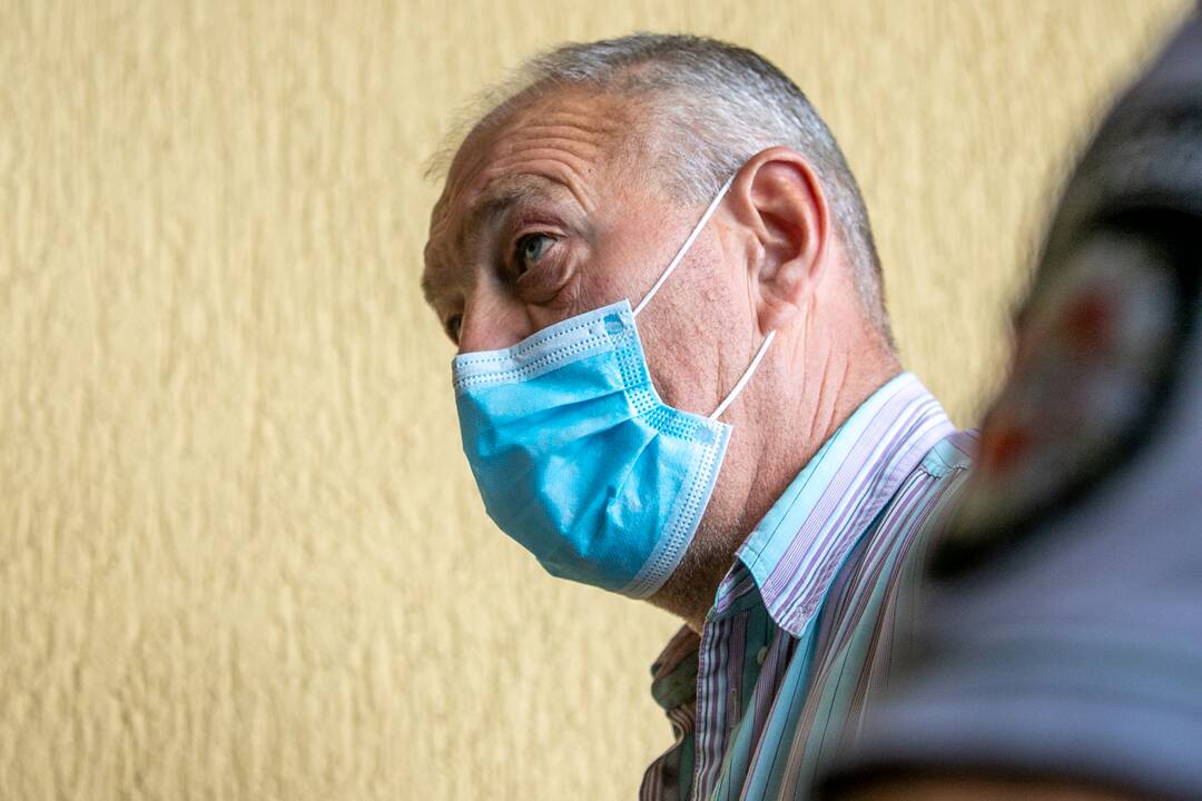 Įtariamasis dėl žmogžudystės Jaučakių kaime atvestas į teismą