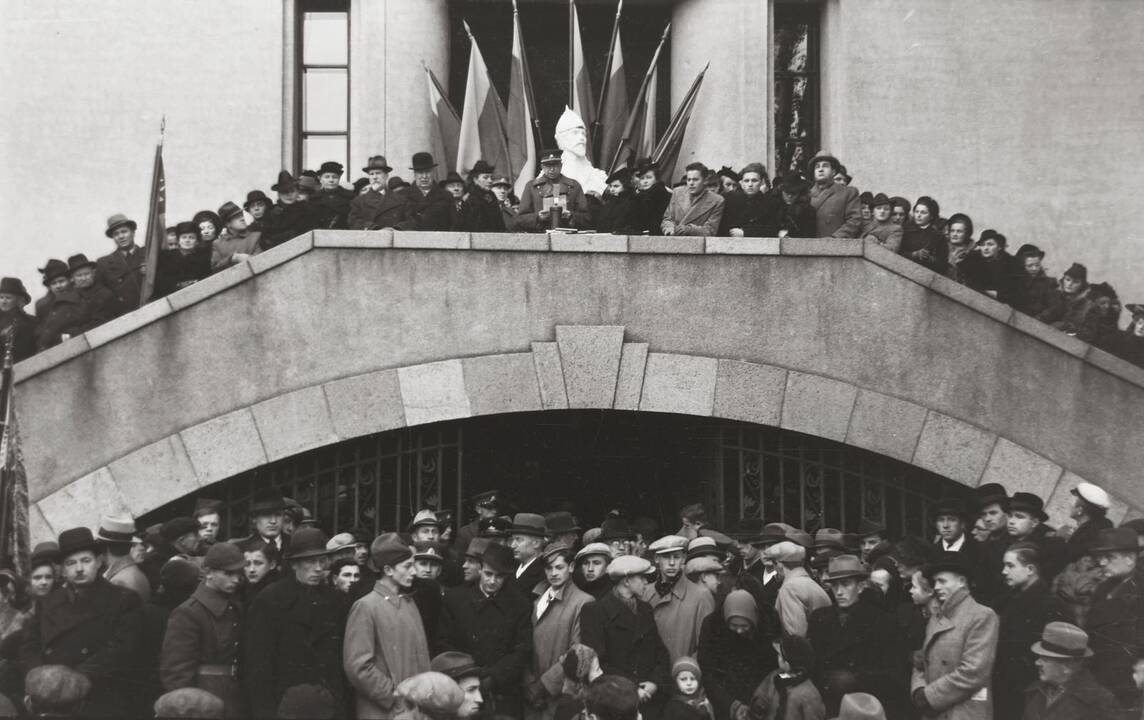 Veidai: 1938 m. skautų paradą stebi gen. Stasys Raštikis, skautų vadovo pavaduotojas Jurgis Alekna, prezidentas Antanas Smetona su žmona Sofija ir tuometinis švietimo ministras. 