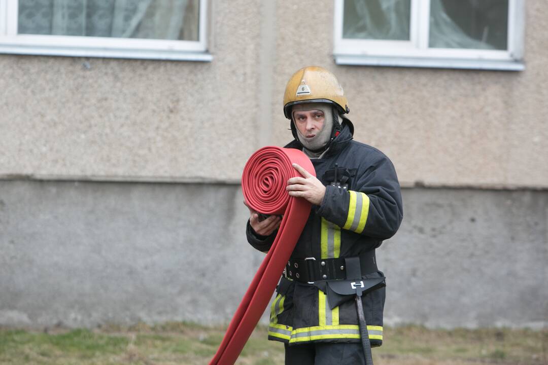 Vilniuje daugiabutyje kilo gaisras, įtariamas padegimas