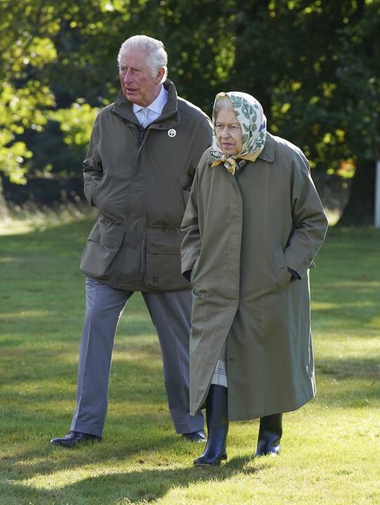 Privalumas: atsisveikindami su Elžbieta II žmonės sakė matantys monarchiją kaip instituciją, kuri užtikrina, kad, nepaisant visų politinių pertvarkų, yra kažkas, kas išlieka stabilu, net jei ją įkūnijantis konkretus žmogus keičiasi.