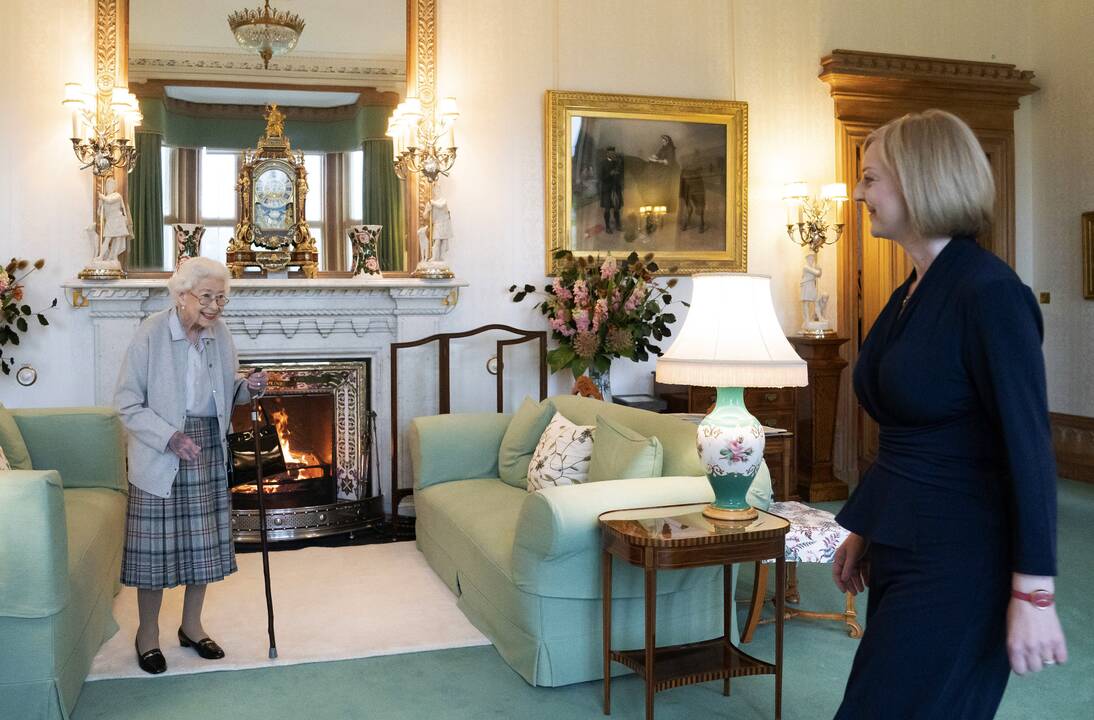 Privalumas: atsisveikindami su Elžbieta II žmonės sakė matantys monarchiją kaip instituciją, kuri užtikrina, kad, nepaisant visų politinių pertvarkų, yra kažkas, kas išlieka stabilu, net jei ją įkūnijantis konkretus žmogus keičiasi.