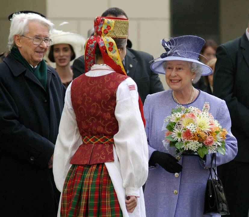 Privalumas: atsisveikindami su Elžbieta II žmonės sakė matantys monarchiją kaip instituciją, kuri užtikrina, kad, nepaisant visų politinių pertvarkų, yra kažkas, kas išlieka stabilu, net jei ją įkūnijantis konkretus žmogus keičiasi.
