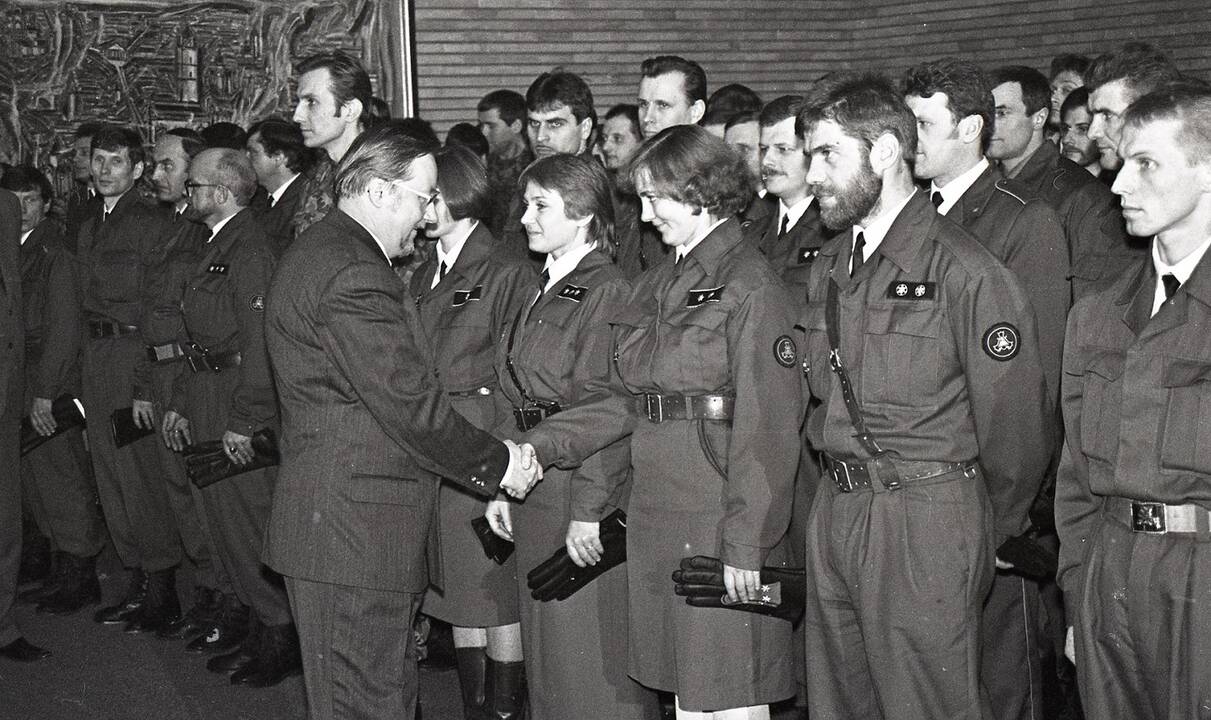 Pirmieji atkurtos nepriklausomos Lietuvos karininkai Ž.Šadauskis (kairėje) ir R.Balceris neslepia, kad prieš 30 metų buvo daug nežinios ir grėsmių.