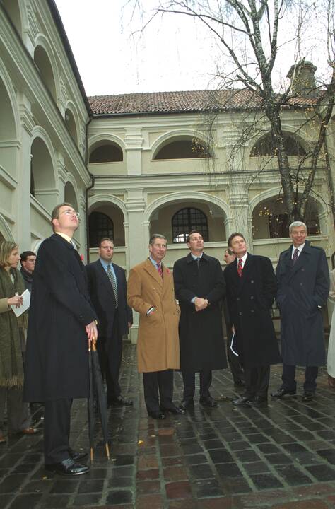 Privalumas: atsisveikindami su Elžbieta II žmonės sakė matantys monarchiją kaip instituciją, kuri užtikrina, kad, nepaisant visų politinių pertvarkų, yra kažkas, kas išlieka stabilu, net jei ją įkūnijantis konkretus žmogus keičiasi.