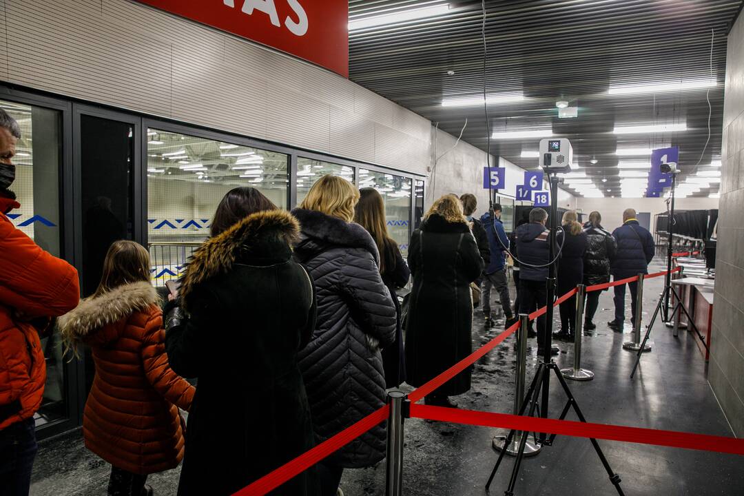 Prie Kauno vakcinavimo centro nutįsto žmonių eilės