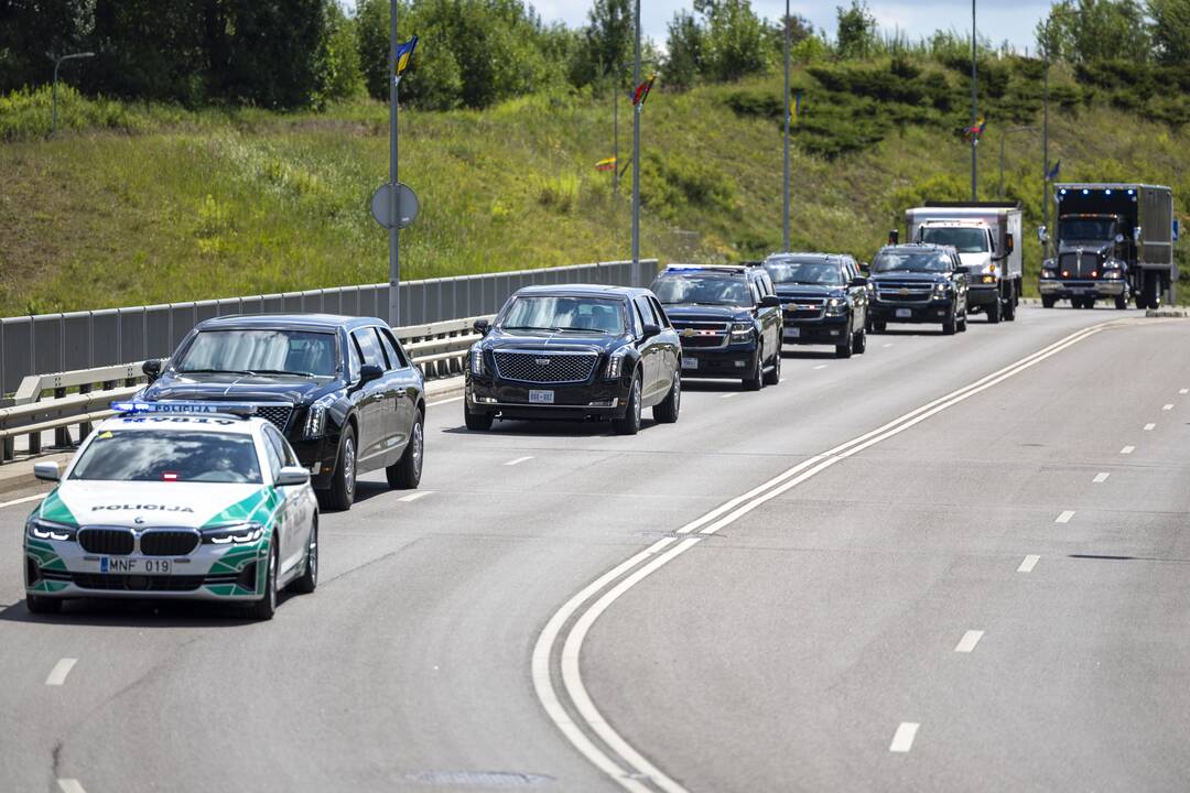 Vilnių pasiekė JAV prezidentui ir jo administracijai skirti automobiliai  