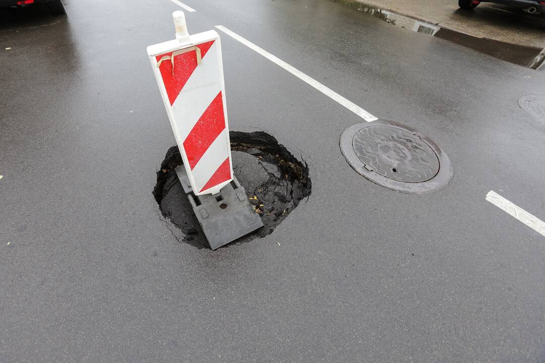 Vairuotojai įspėja neprarasti budrumo: gatvėse jau atsiveria duobės
