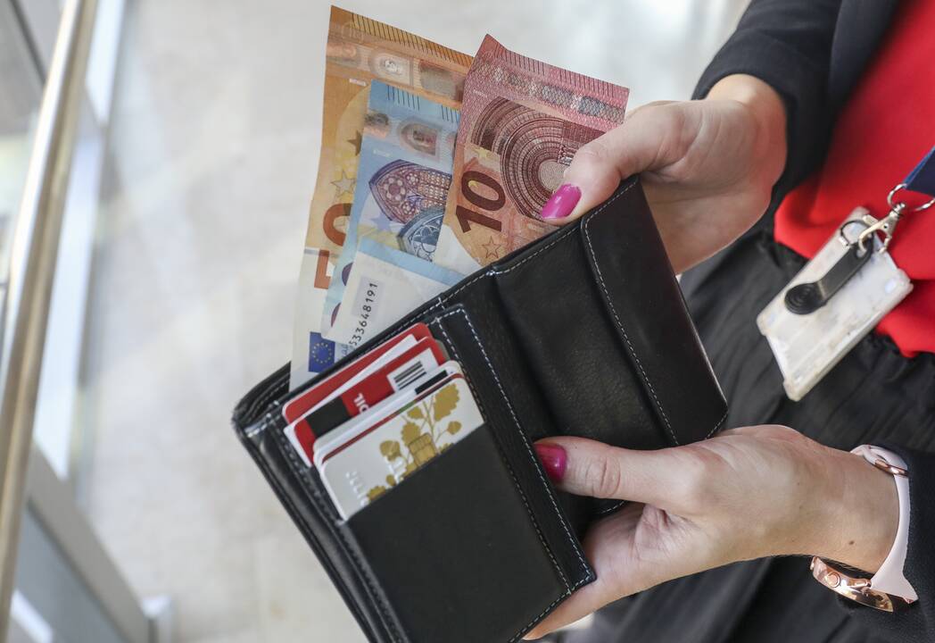 Perspėja: padaugėjo akivaizdžiai padirbtų eurų banknotų!