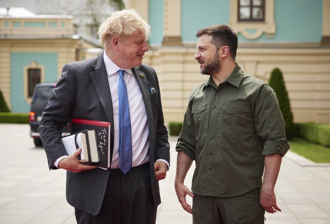 Borisas Johnsonas (kairėje) ir Volodymyras Zelenskis (dešinėje)
