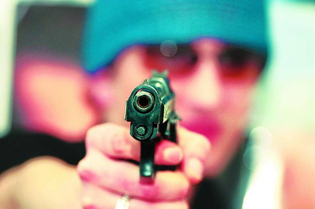 Mama pranešė, kad jos 15-metei dukrai, kaip įtaria, šautuvu grasino neblaivus jaunuolis