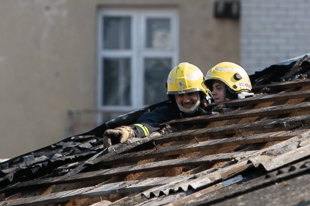 Ugniagesiai vos spėja suktis: atvira liepsna degė namai, parduotuvė
