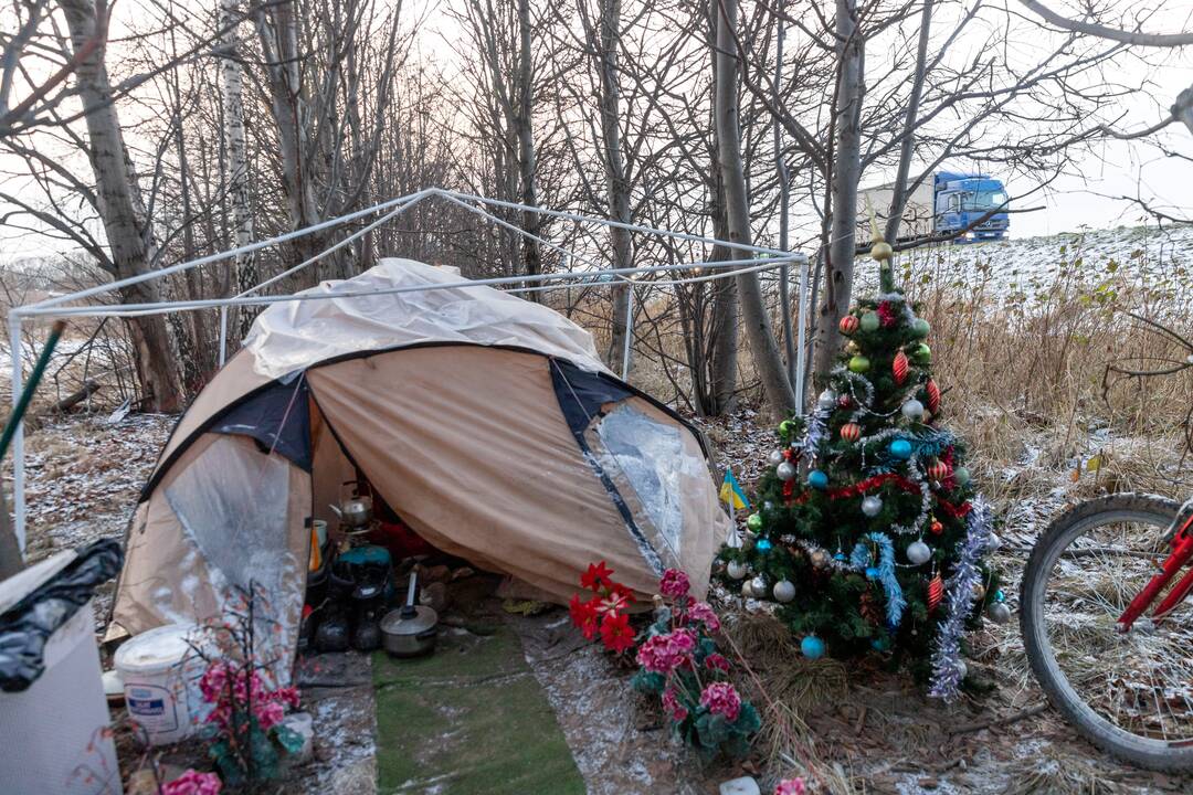 Kasdienybė: ties Vakariniu aplinkkeliu pora palapinėje gyvena jau keletą metų.