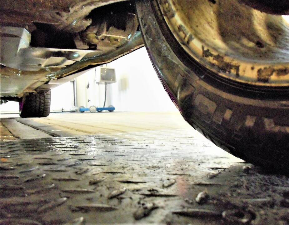 Pavojingi: su gedimais, kurių vairuotojai techninės apžiūros kontrolierius ragino nepastebėti, automobiliai tampa uždelsto veikimo bombomis.