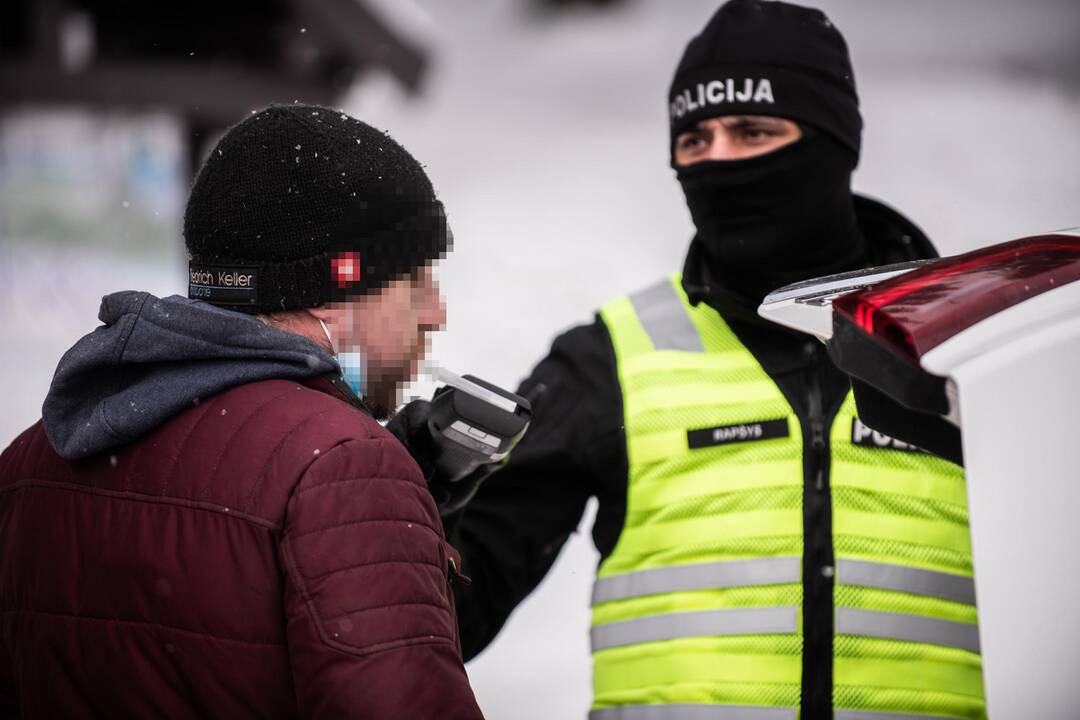 Sustabdytas beteisis vairuotojas prisipažino: alkoholio vartojo vos prieš 20 minučių