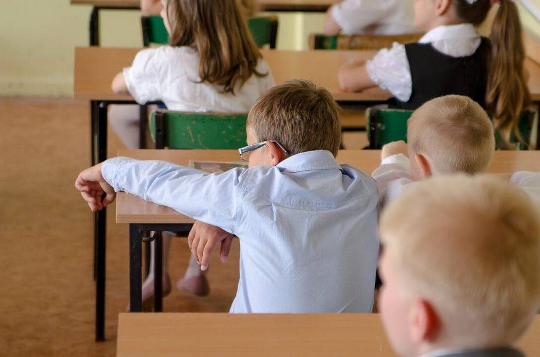 Karštis trikdo mokyklų darbą – ministerija ragina trumpinti pamokas