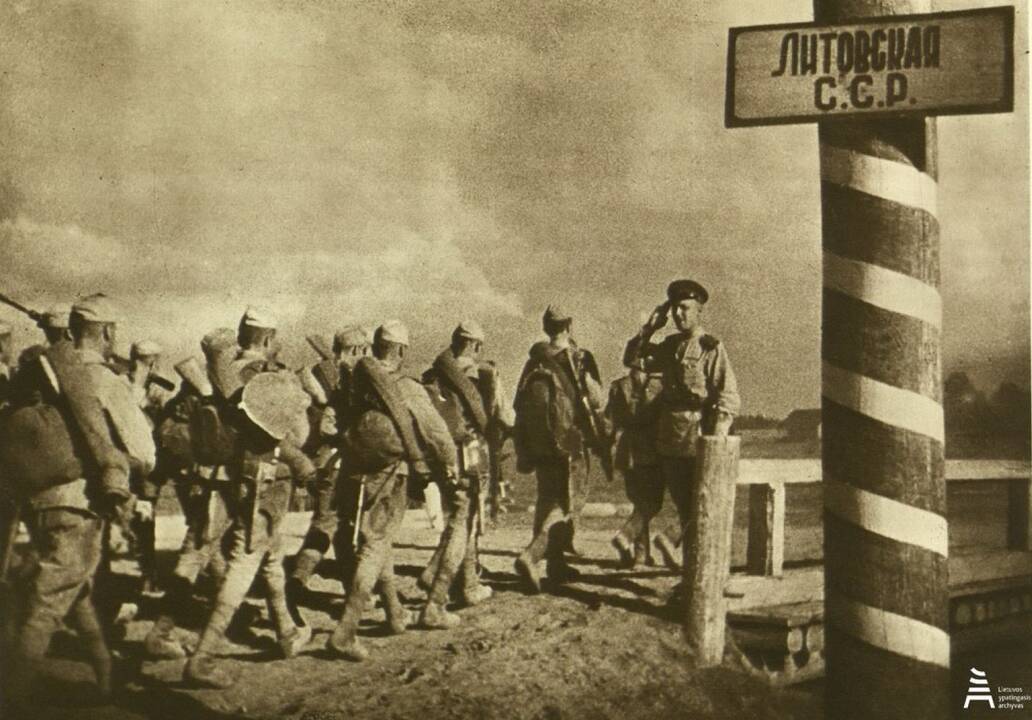 Siena: Raudonosios armijos 16-osios lietuviškosios šaulių divizijos kariai įžengia į Lietuvą, 1944 m. liepa.