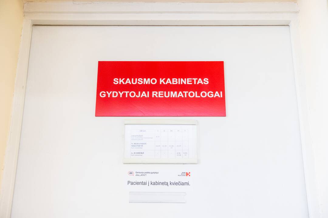 Paslaugos: Skausmo kabinete gali būti atliekamas neinvazinis ir invazinis gydymas, t.y. trigerinių taškų ar kitų minkštųjų audinių infiltracinės blokados (injekcijos) arba injekcijos į sąnarį.