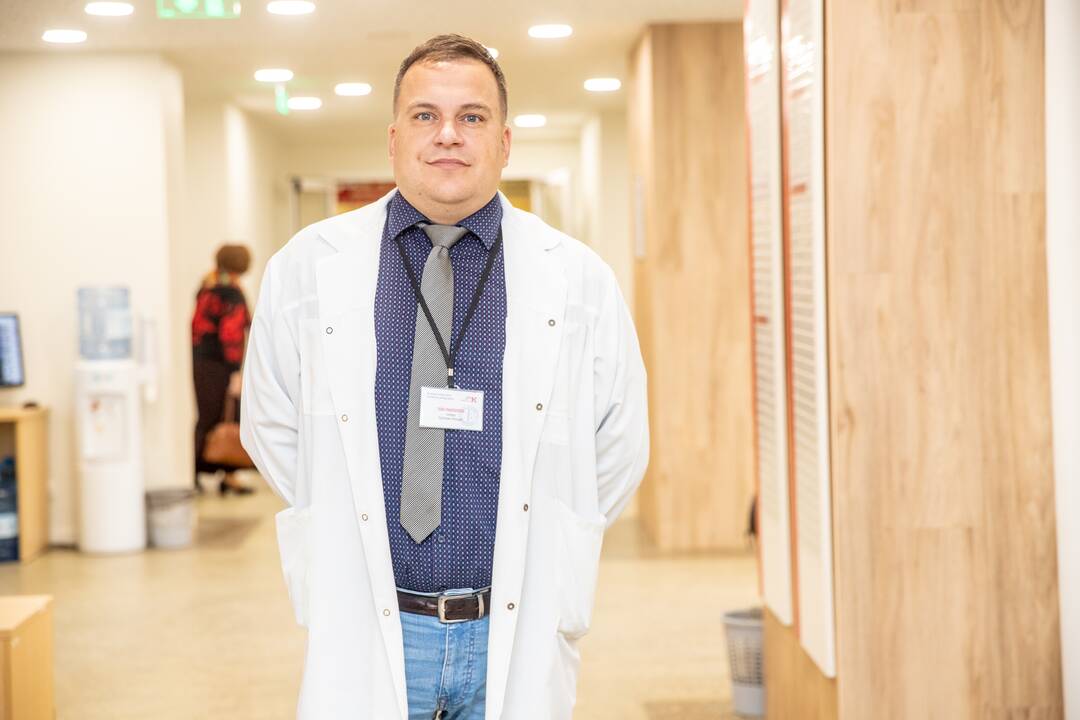 Paslaugos: Skausmo kabinete gali būti atliekamas neinvazinis ir invazinis gydymas, t.y. trigerinių taškų ar kitų minkštųjų audinių infiltracinės blokados (injekcijos) arba injekcijos į sąnarį.