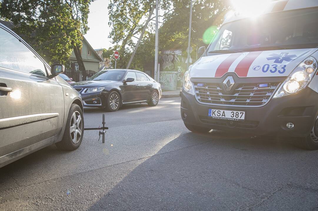 Sostinės pesčiųjų perėjoje partrenkta paspirtuku važiavusi mergaitė