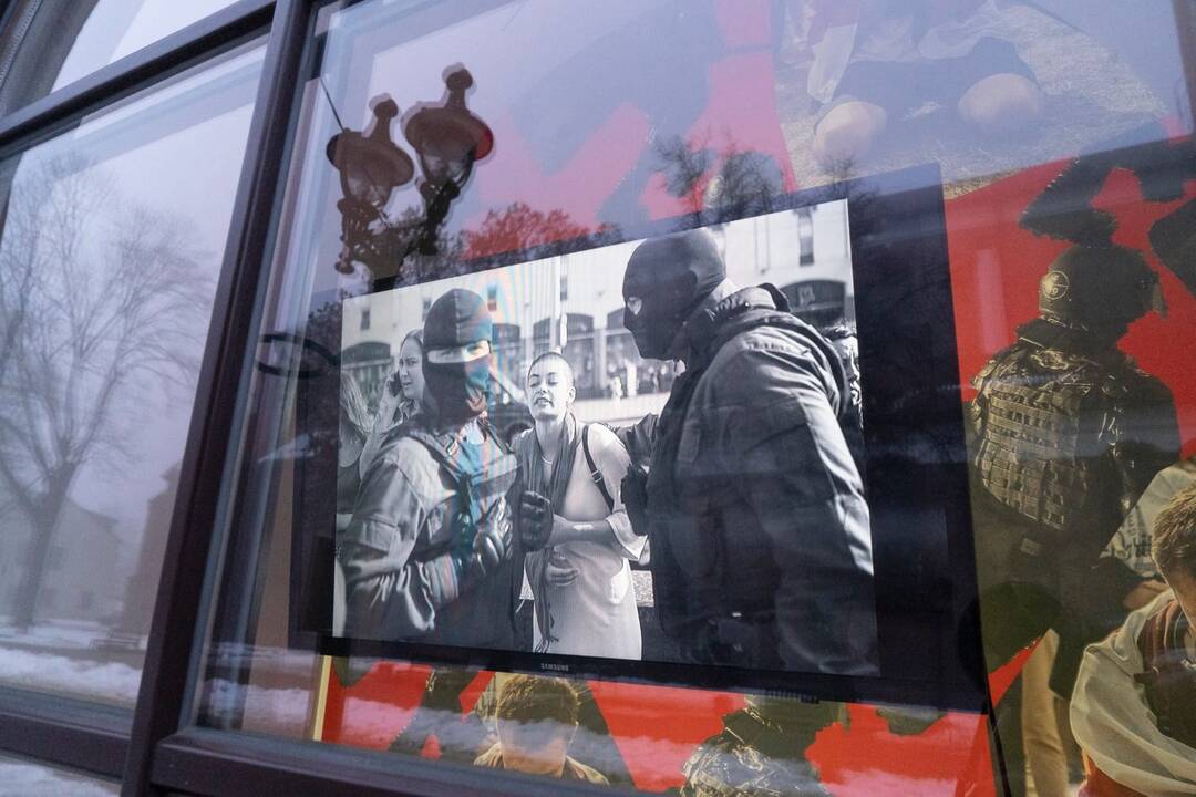 Pasisekimas: kaip ir ankstesnės parodos galerijos languose, ši jau spėjo sulaukti nemažo praeivių susidomėjimo.