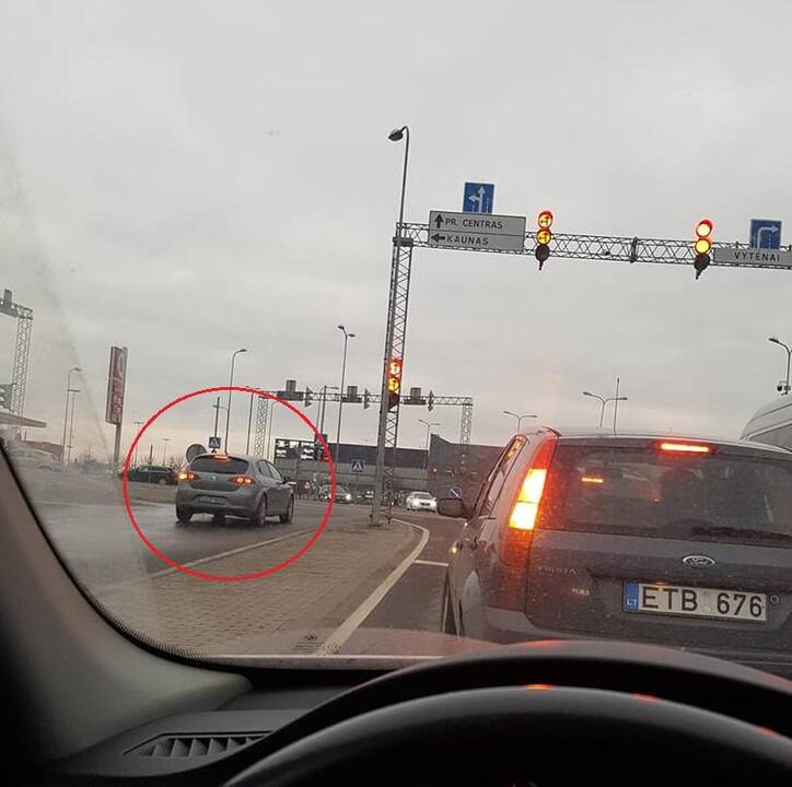 Kauniečiai užfiksavo pasiklydusį vairuotoją: prieš eismą bandė pasukti į kairę