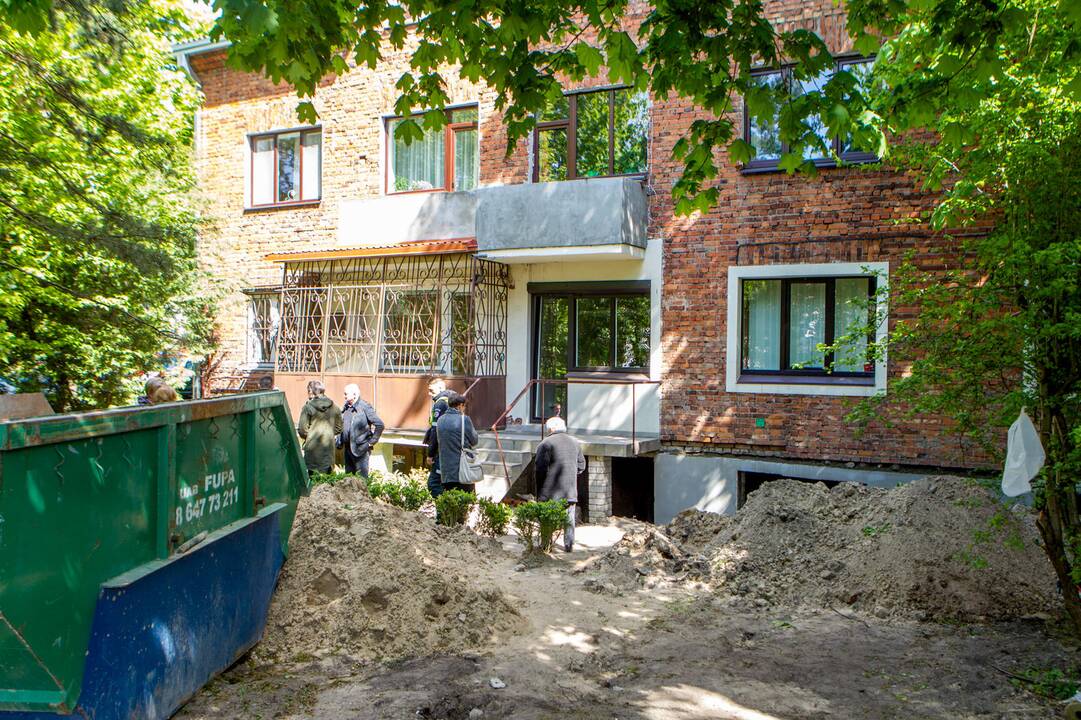 Kaune dėl statybos darbų ėmė griūti pastatas