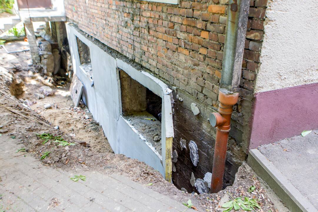 Kaune dėl statybos darbų ėmė griūti pastatas