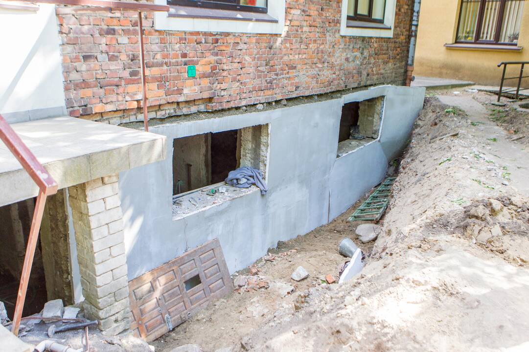 Kaune dėl statybos darbų ėmė griūti pastatas
