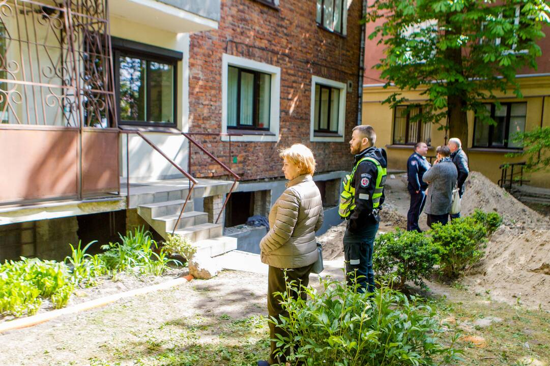 Kaune dėl statybos darbų ėmė griūti pastatas