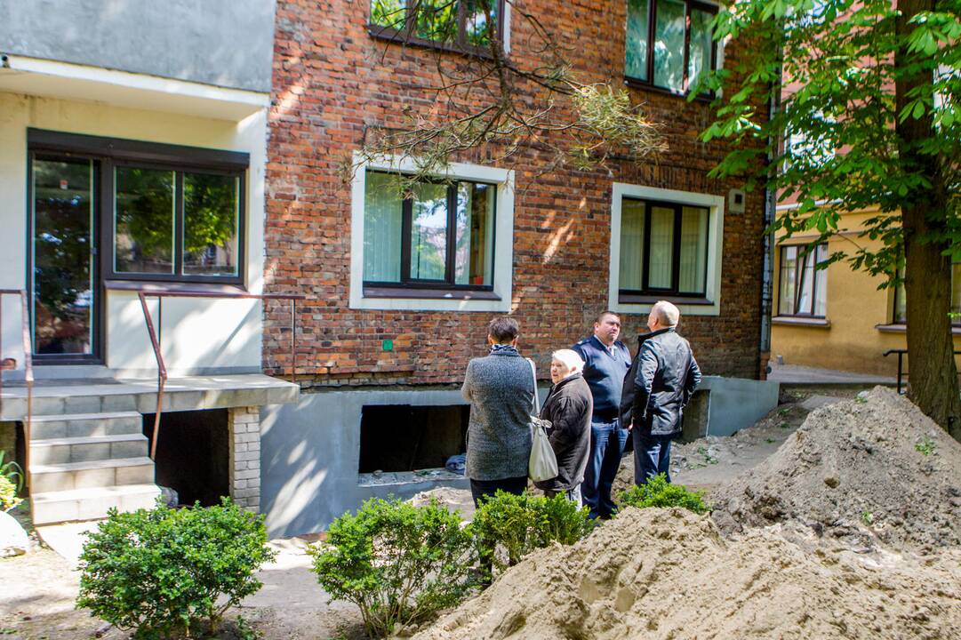 Kaune dėl statybos darbų ėmė griūti pastatas