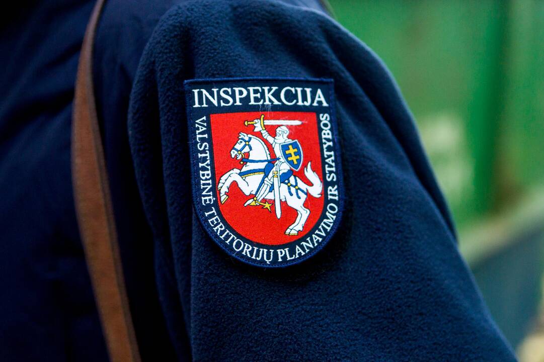 Kaune dėl statybos darbų ėmė griūti pastatas