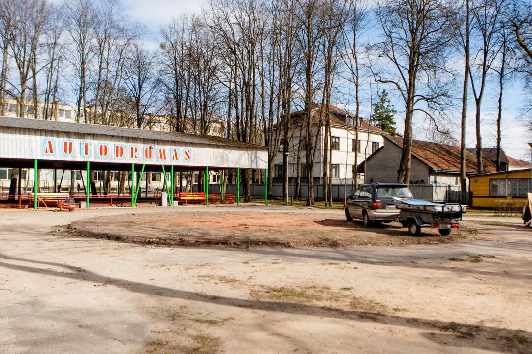 Vytauto parke išmontuojamos sūpynės