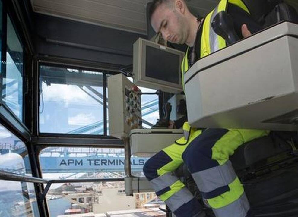 Kiekvienas konteinerio judesys yra aukštai kranuose sėdinčių operatorių darbo rezultatas. 