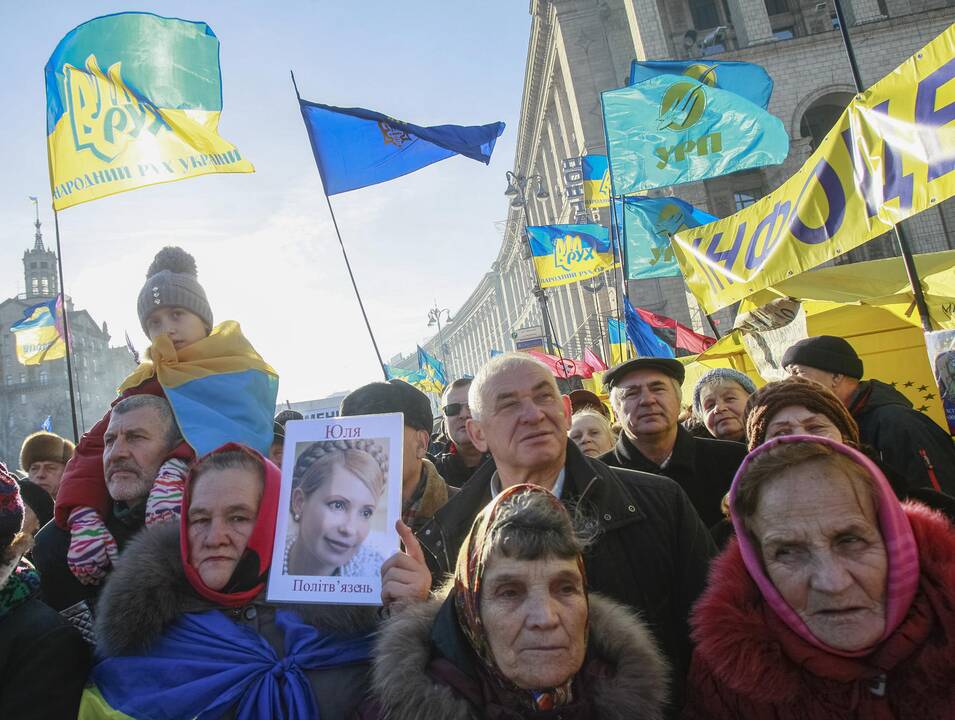 Kijeve - vėl šimtatūkstantinė protestuotojų minia 