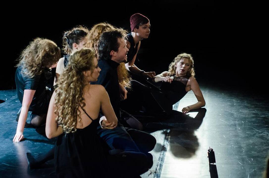 Scena iš spektaklio „8 metamorfozės“.
