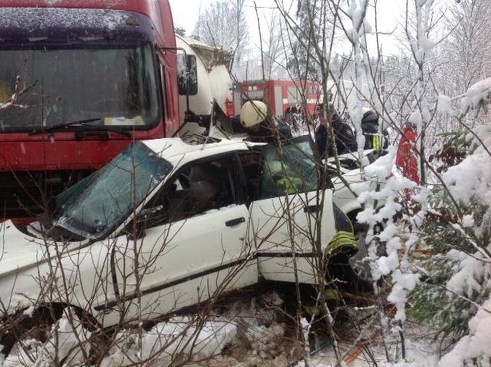 Prie Vėžaičių avarijoje žuvo du aštuoniolikmečiai (papildyta 15:16 val.)
