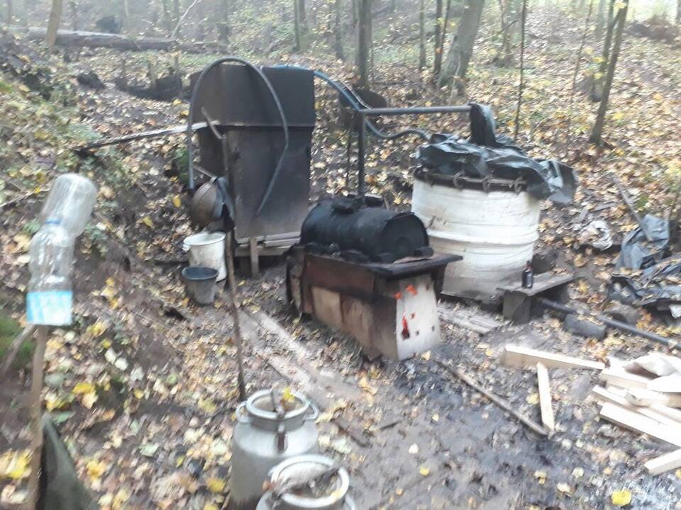 Gargžduose ir Plungės rajonuose rasta naminės degtinės