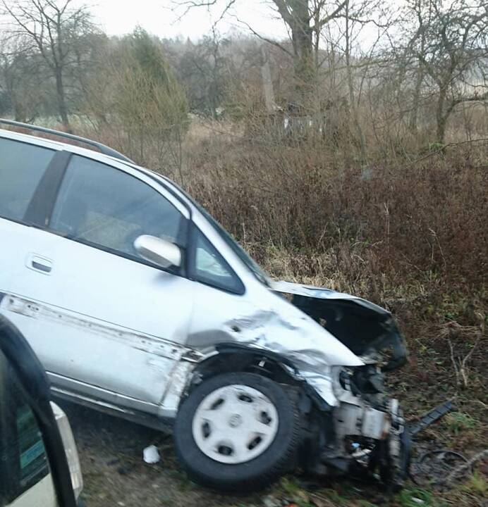 Žiauri avarija lenkiant – sužaloti trys žmonės
