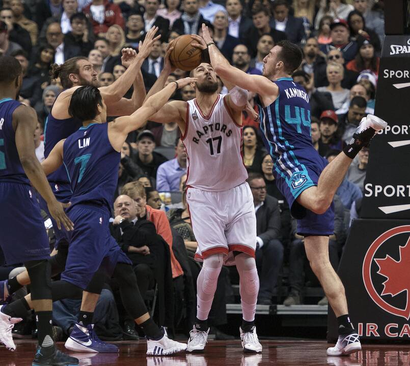 NBA lygos mače J. Valančiūnas pelnė 14 taškų