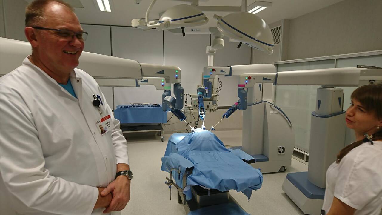 Pir­mo­sios dvi ope­ruo­tos pa­cien­tės Si­gi­ta (pir­ma iš de­ši­nės) ir Re­gi­na Ste­fa­ni­ja, prieš iš­vyk­da­mos na­mo, įsiam­ži­no su gy­dy­to­jais.