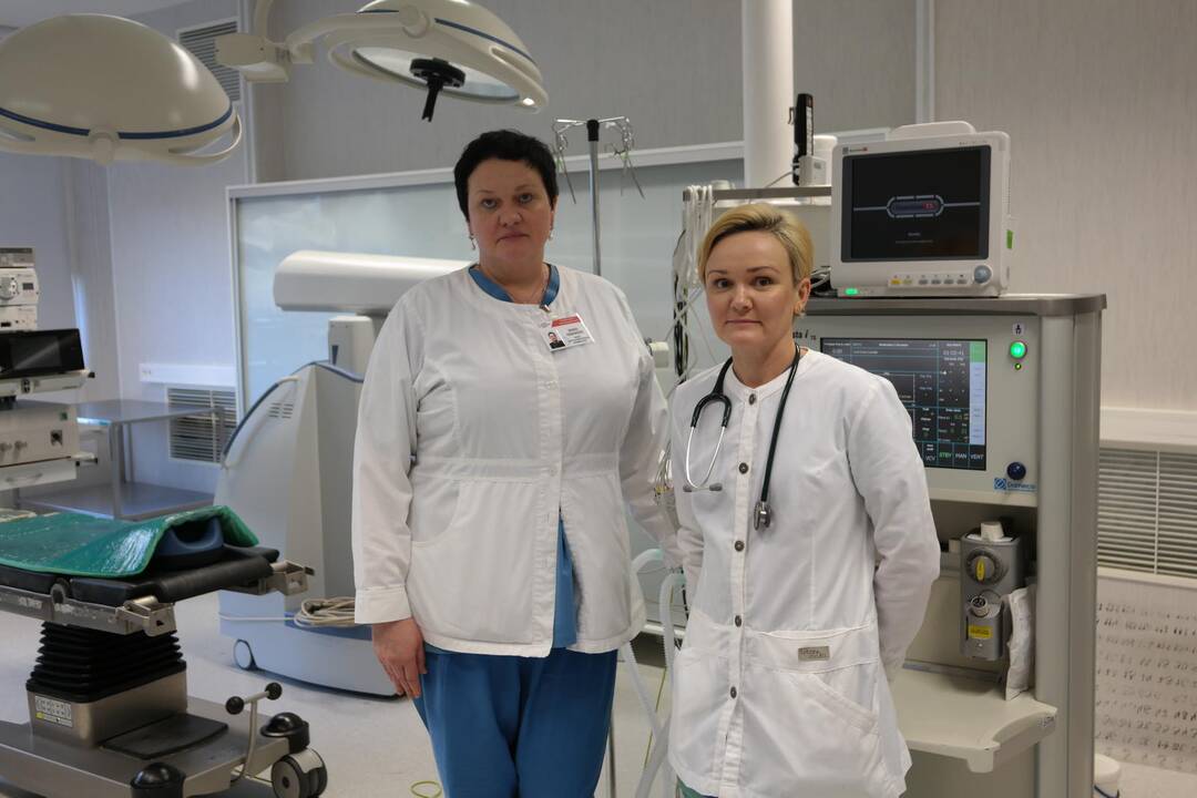 Pir­mo­sios dvi ope­ruo­tos pa­cien­tės Si­gi­ta (pir­ma iš de­ši­nės) ir Re­gi­na Ste­fa­ni­ja, prieš iš­vyk­da­mos na­mo, įsiam­ži­no su gy­dy­to­jais.
