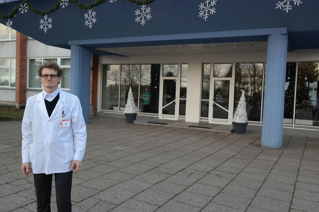 Pir­mo­sios dvi ope­ruo­tos pa­cien­tės Si­gi­ta (pir­ma iš de­ši­nės) ir Re­gi­na Ste­fa­ni­ja, prieš iš­vyk­da­mos na­mo, įsiam­ži­no su gy­dy­to­jais.