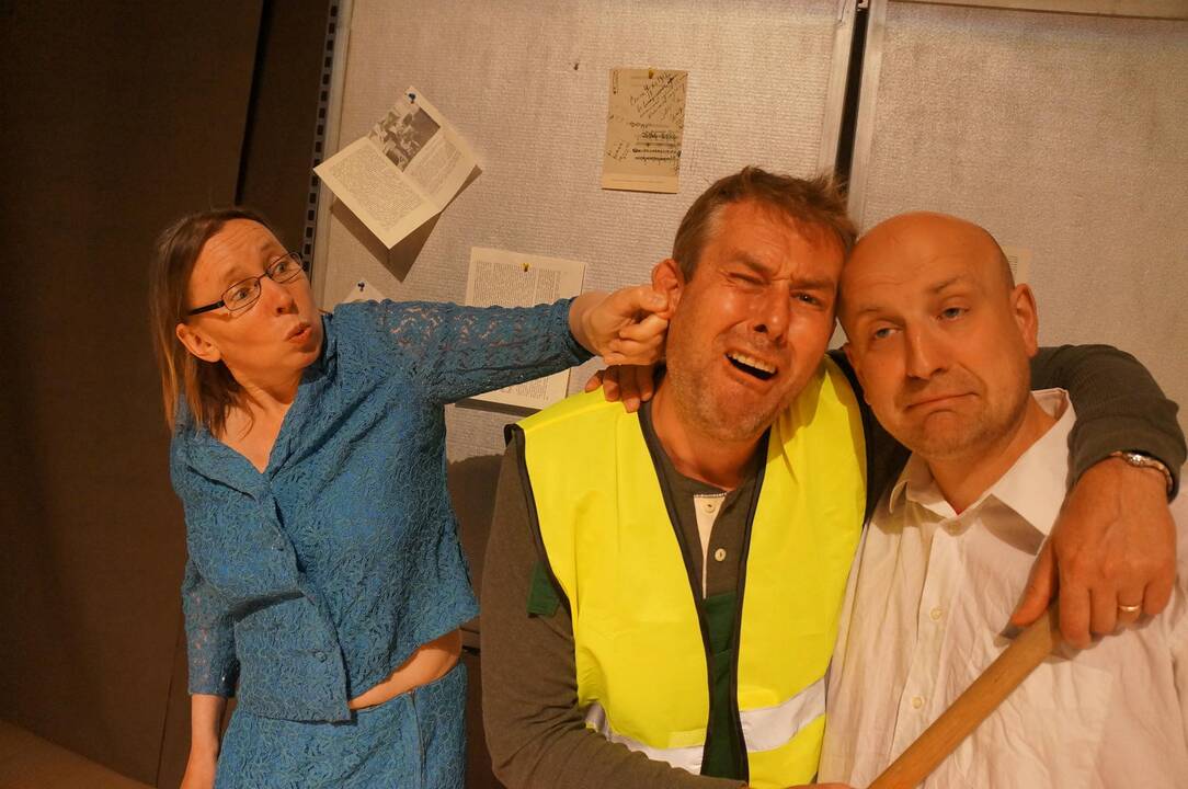 Scena iš komedijos „Klastingas tirpalas“.
