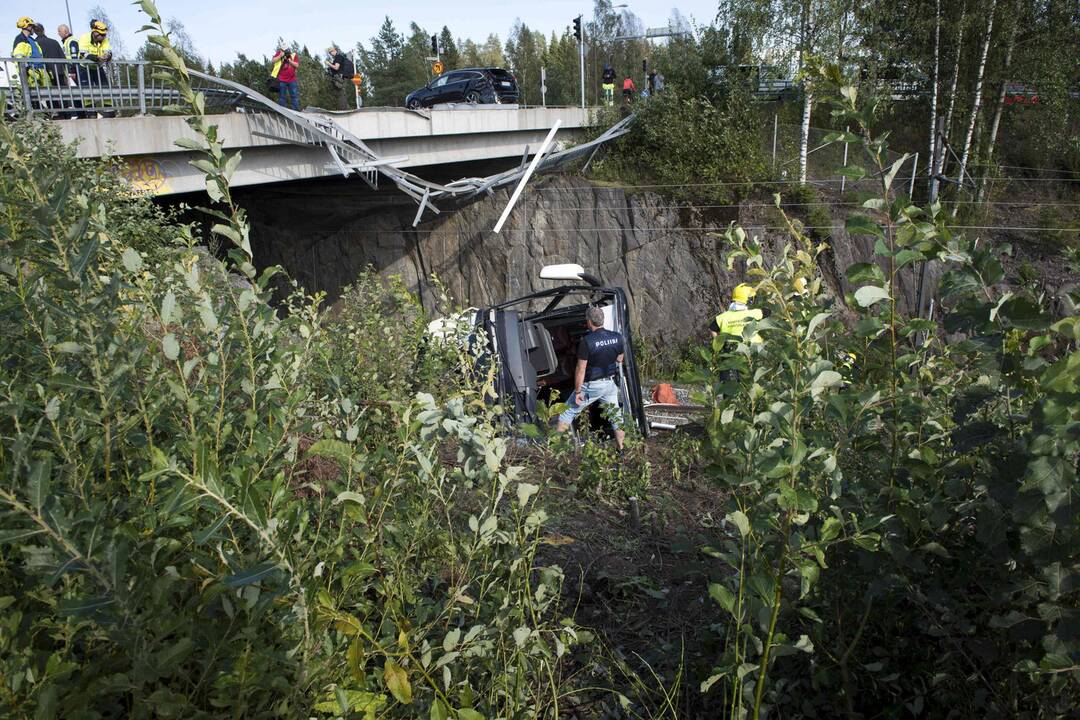 Suomijoje autobusui nukritus nuo viaduko žuvo mažiausiai 4 žmonės