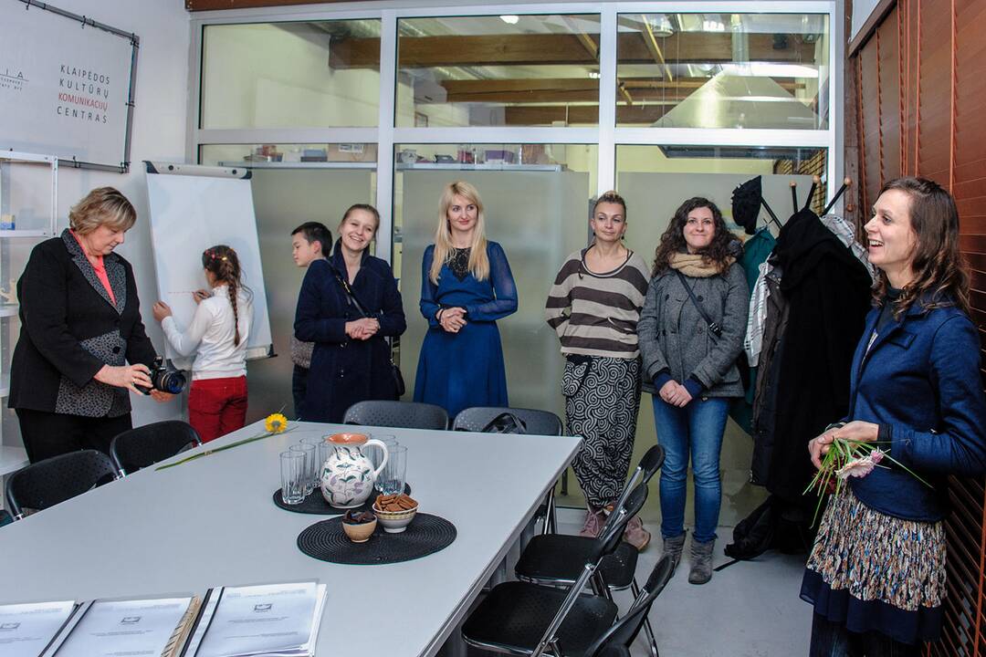 Dekoras: G.Liesytės sumanytas ornamentas perkeltas ant lietuviškos drabužių linijos „Motumo“ lininės suknelės.