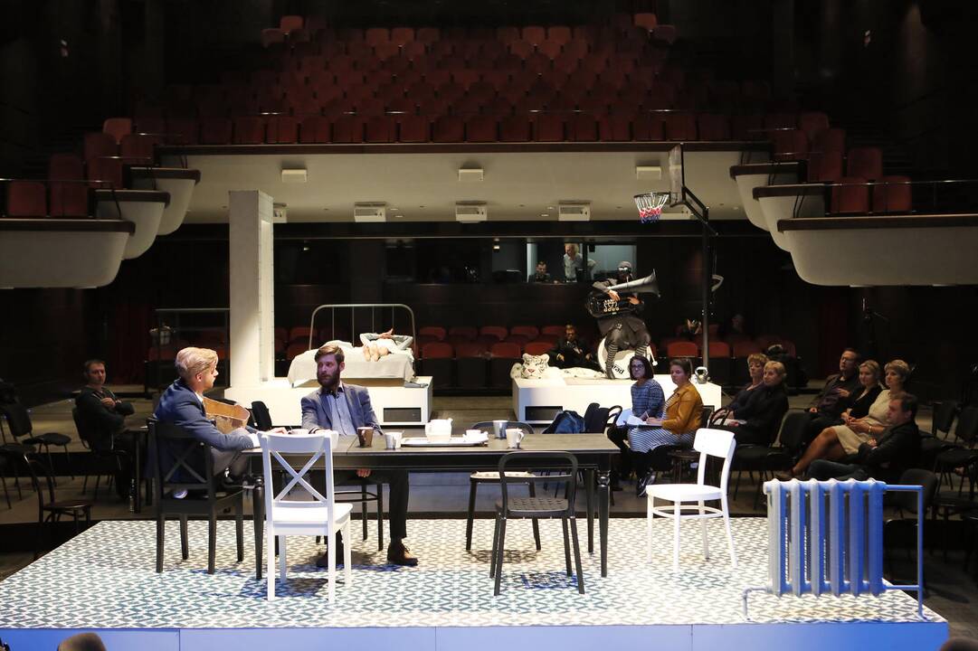 Scena: akimirka iš į rampų šviesą žengiančio naujo Klaipėdos damos teatro spektaklio „Piotro Ohėjaus kankinystė“.
