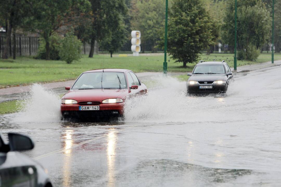 Jeigu jus aptaškė automobilis, nebūtinai kaltas tik vairuotojas